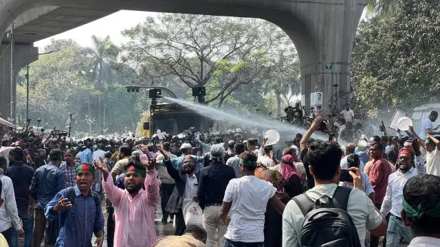 পুলিশের জলকামান ও লাঠিচার্জ বেসরকারি প্রাথমিক শিক্ষকদের ওপর